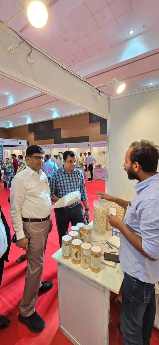 Healthy_Krunch's tweet image. Team Healthy Krunch showcased its product line-up at the International Buyer-Seller Meet organized by the Ministry of Food Processing Industries in collaboration with APEDA, TPCI, and the Government of Bihar at Gyan Bhawan, Patna on 19-20 May.

#Makhana #Foxnuts #HealthySnacks