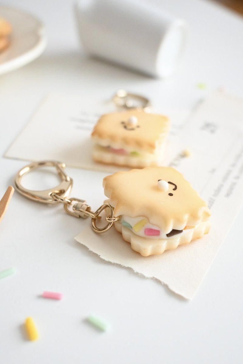fleurette_mi's tweet photo. つまめちゃうサイズがかわいい、ちっちゃなクリームサンド🍨 https://t.co/ZgduCtfqSX