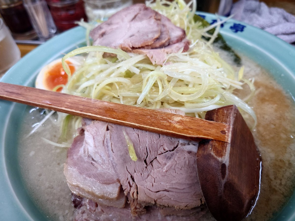 gassy_t's tweet photo. ラーメン青木亭川口店さんに行ってきました
定番大にチャーシュー、ネギ、ライス大盛りで頂きました
ケツがの筋肉痛がヤバい
歩く度に痛いw
キイテル、キイテルw
大変美味しく頂きました
素敵な１杯ありがとうございました https://t.co/wxCQHXhDrc