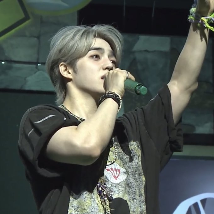 aboutscoups's tweet photo. seungcheol’s big arms 😮‍💨 https://t.co/LFK1NoGJ4c