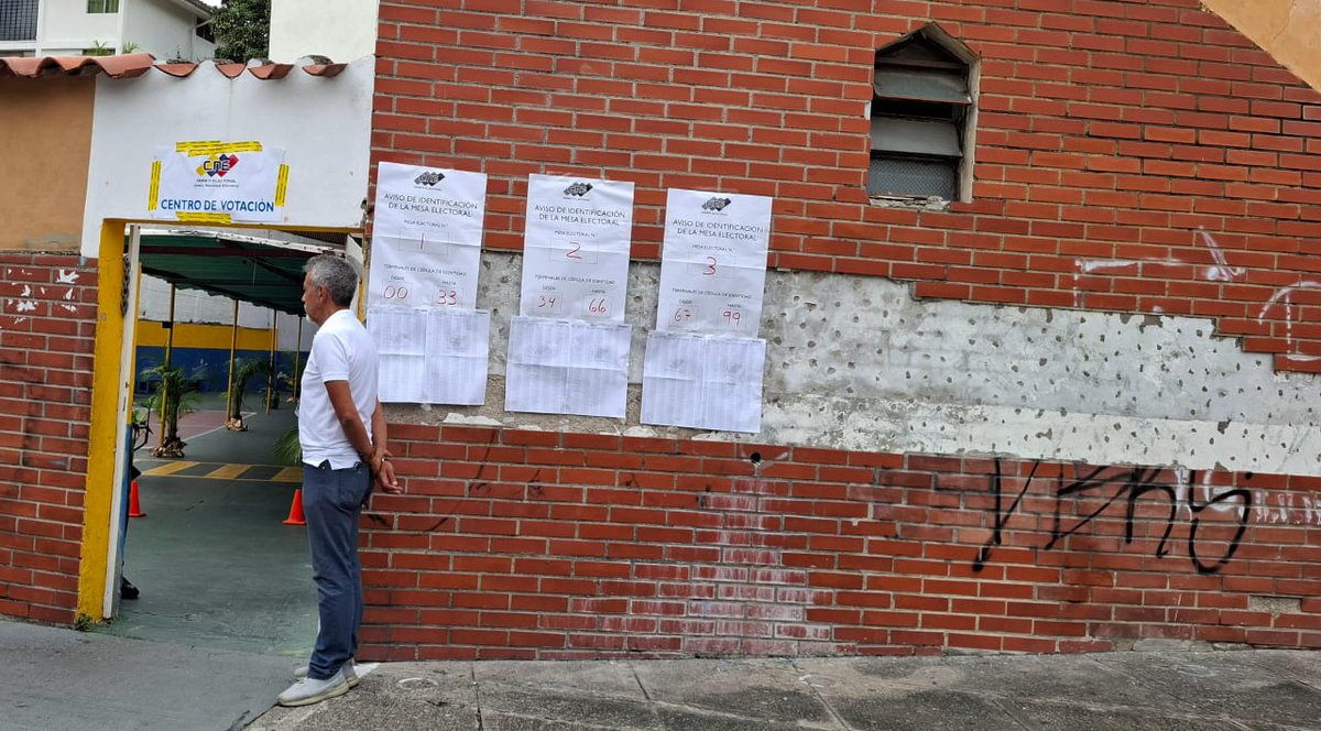 8:10 am | El centro electoral La Consolación, de Santa Mónica, abrió a las 7:31 de este 25 de mayo ante la falta de los miembros de mesa, según explicó el encargado del lugar. 

Explicó que se abrió con lo mínimo, que son dos personas. "Ha estado muy lento el proceso en cuanto a