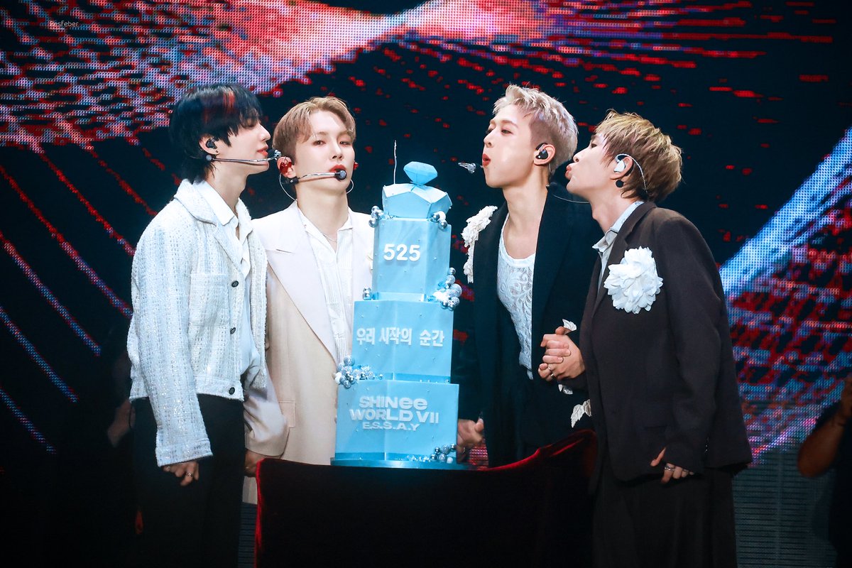 Resfeber0525's tweet photo. 📸
250525 SHINee World VII

💎 Happy SHINeeDay 💎

#Happy_SHINeeDay 
#SHINee_17th_Debut_Anniversary https://t.co/THKpQ1EHG7