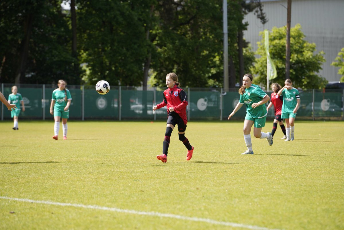 inspiresport's tweet photo. Brilliant football on display at inspirefest Belgium! @PenkethSchool vs @LommelSKOff โฝ๏ธ
And look at that pitch! ๐
#inspirefest https://t.co/2JQ3oHAC8O