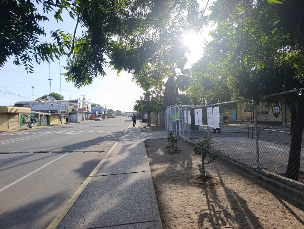 8.00 am | El centro de votación en la Escuela Fe y Alegría La Chinita, el de mayor cantidad de electores en Zulia, está con baja presencia de votantes.

El centro abrió a las 6.00 AM sin reporte de incidencias. En algunas mesas, con cerca de 1.200 votantes, sólo habían sufragado