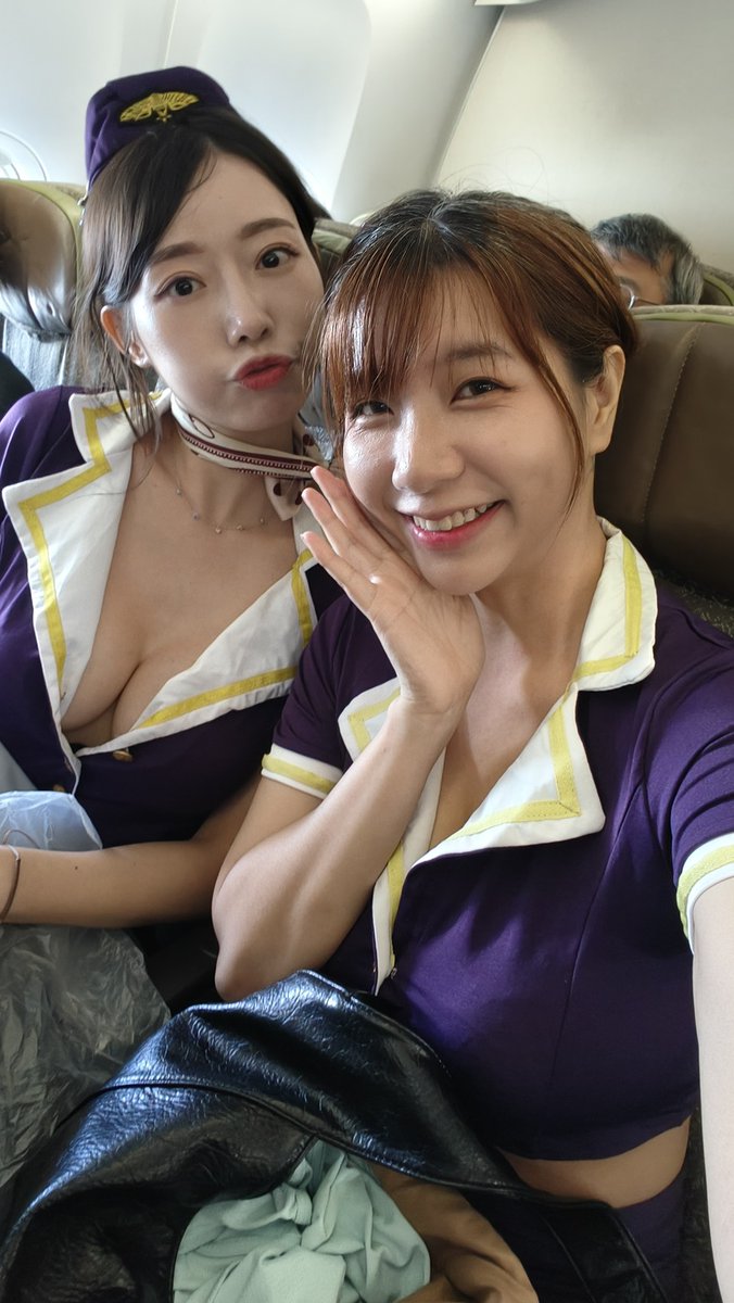 Today’s job? Be cute while everyone else works. 😆