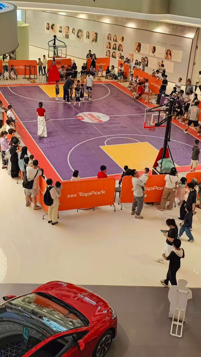 看着一群小正太打球