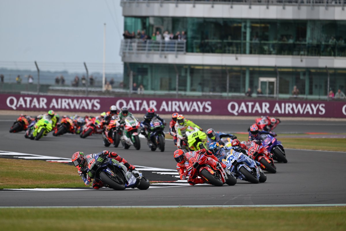 LIGHTS OUT again for the #BritishGP 

19 laps to GO

#MichelinMotoGP