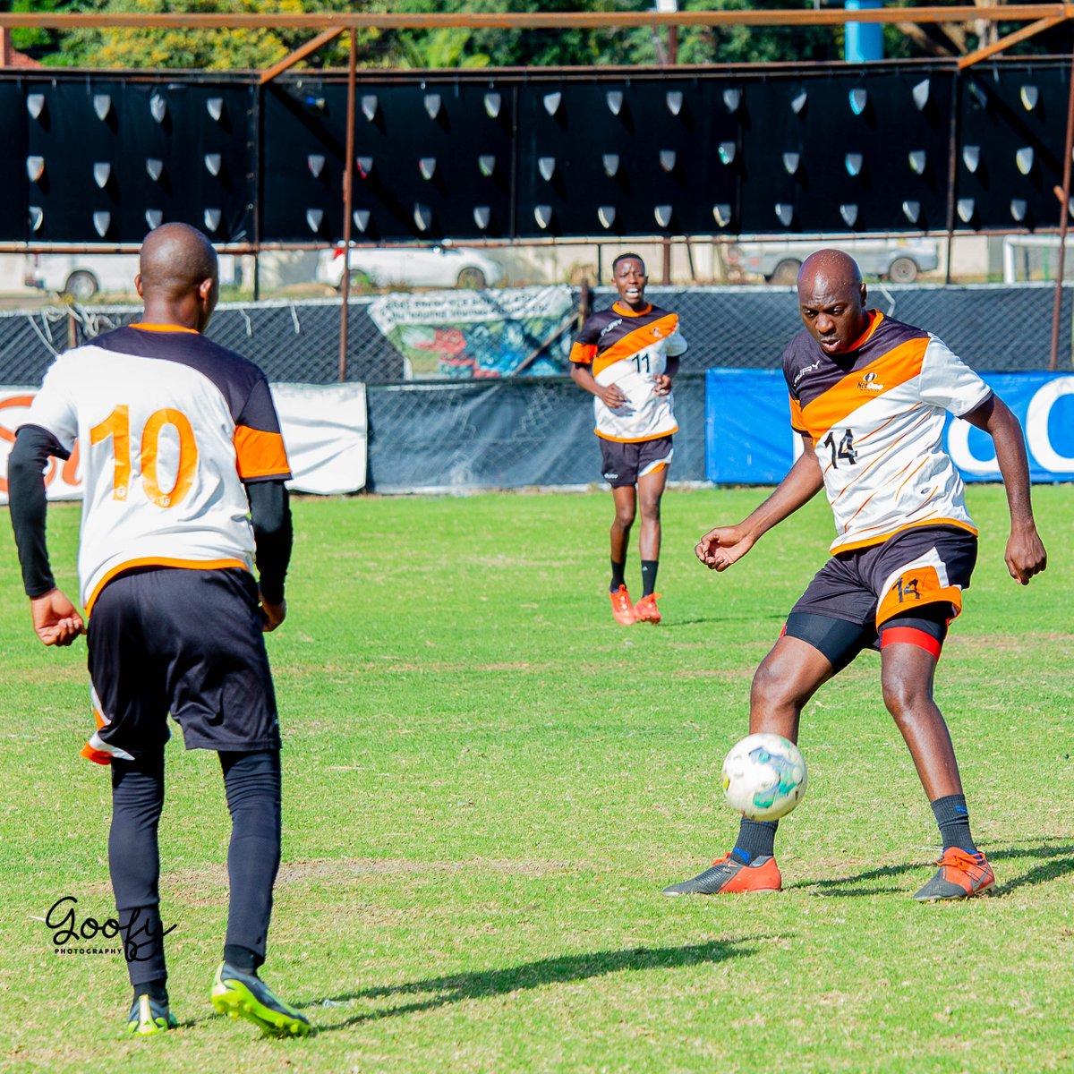 commzleaguezw's tweet photo. WHAT A WIN! 🔥 10-man Dandaro overcomes early red card to defeat Netone 4-2! Tactical genius from Coach "Danta" secures a crucial victory and their top-8 position. #CLOZ #Football #NoQuit https://t.co/qEW4wdGREW