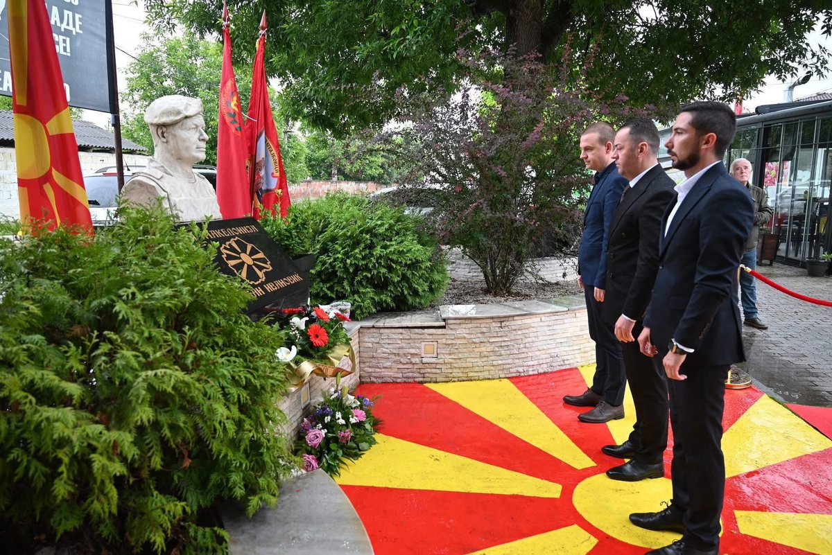 После се лутат коа пишуем дека иаме 70 IQ, добро колку треба да си неписмен арпаџик да го нацрташ држвното знаме на под за секој да го гази, второ, колку треба да си слеп дибек, да го видиш знамето и сепак да решиш да го испоганиш и згазиш со твојот селски партиски опинок! Бруки!