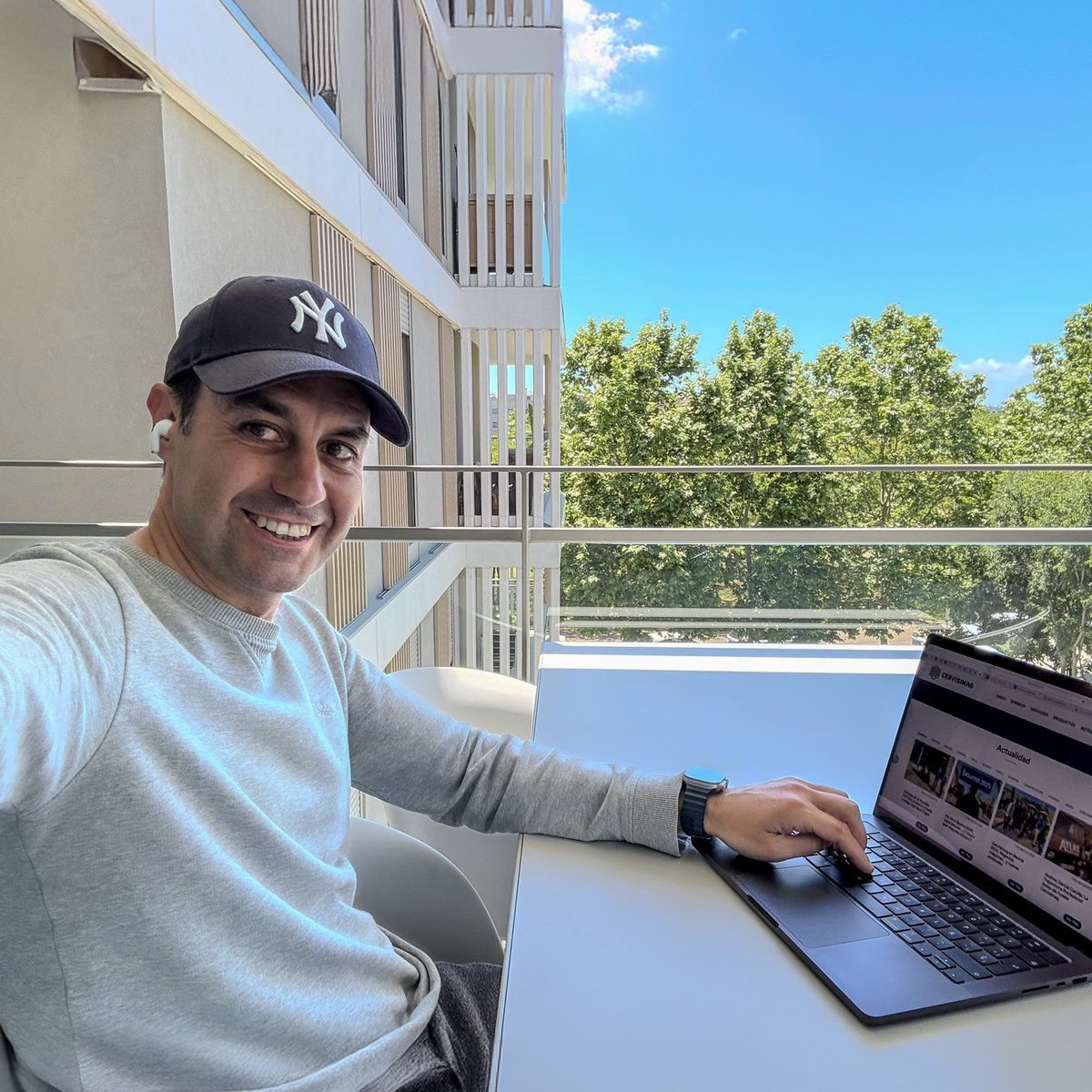 jordigarciafrei's tweet photo. Diumenge, sol i... ordinador. Quan t’il·lusiona el que ve, ni el cap de setmana et para.

Preparant novetats per @Cervisimag, nous reptes, noves idees, nous projectes.
 #Cervisimag #Reptes #DiumengeProductiu #Il·lusió #TerrassaModeOn #Visibilitat #CompartirÉsConnectar https://t.co/pjv4181GZ8