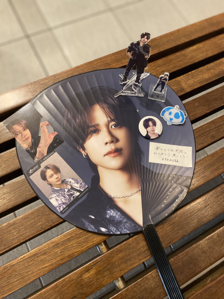 hk___INI's tweet photo. 神奈川2日間幸せすぎた〜🐶💙奇跡の最前で😭幸せな光景に何度泣きそうになったか…夢のようだったなぁ〜😭✨FCトレカは自引き🥰このヘアスタイル好きすぎる！紙吹雪もガチャも周りの優しいMINIちゃんのおかげで揃って嬉しいし、本当に感謝です！！ありがとうございました😭💙#INI_XQUARE_神奈川 https://t.co/E3405GhnK2