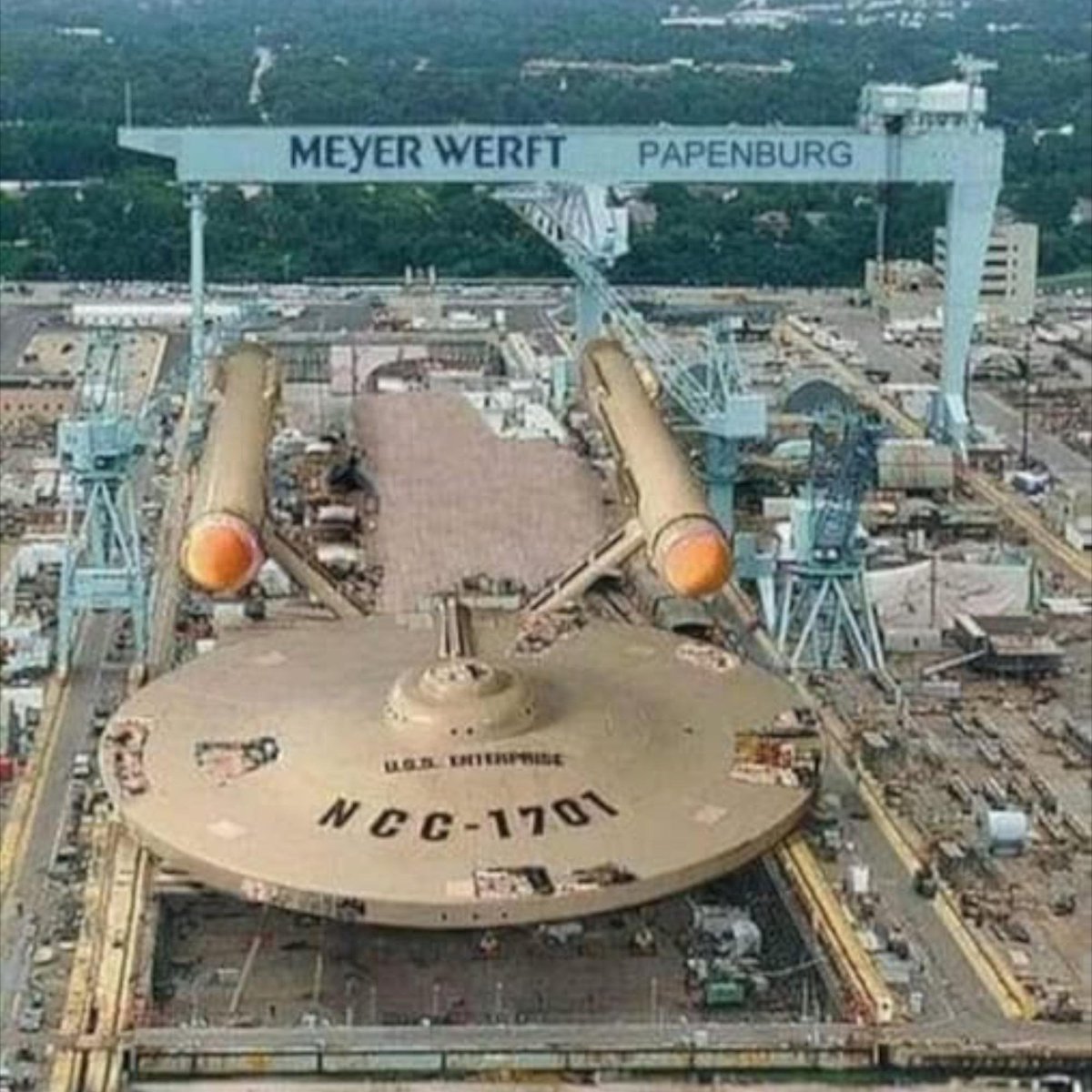 Papenburg, 2025.
Nach Jahrzehnten des Wartens, Reißbrettzeichnens und interministerieller Zuständigkeitswirren ist es endlich soweit:
Die NCC-1701, besser bekannt als U.S.S. Enterprise, verlässt bald das Trockendock, Made in Germany.
Gebaut in der Meyer Werft.
Mit mehr DIN-Normen