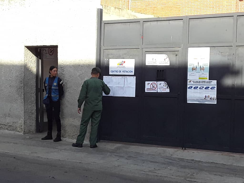 #25May |  #Vargas 

Pocos electores se aprecian a las 8:00 a.m. en los Centros de Votación de la parroquia Urimare. Coordinadores de centro informan la instalación de mesas electorales.