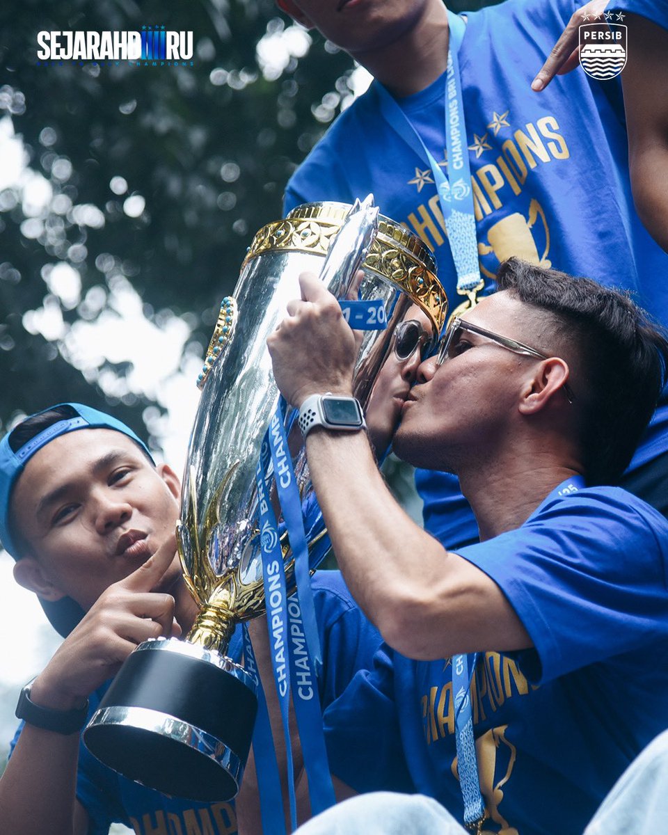 persib's tweet photo. Bandung Rayakan Sang Juara🏆💙

#SejarahBiru #WeArePERSIB https://t.co/7RTvKeauX0