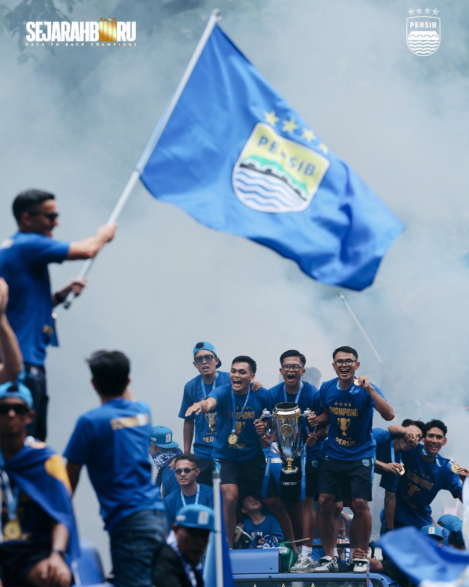 persib's tweet photo. Bandung Rayakan Sang Juara🏆💙

#SejarahBiru #WeArePERSIB https://t.co/7RTvKeauX0