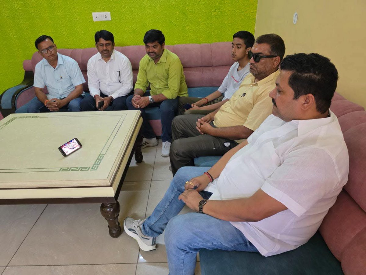 Bhupendra Chauhan Bobby (@bhupendrabobby1) on Twitter photo विश्व के सबसे लोकप्रिय नेता एवं देश के यशस्वी प्रधानमंत्री श्री <a href="/narendramodi/">Narendra Modi</a> जी का लोकप्रिय कार्यक्रम 'मन की बात' के 122 वें संस्करण के प्रसारण को सुना |
#MannKiBaat
<a href="/BJP4UP/">BJP Uttar Pradesh</a> विश्व के सबसे लोकप्रिय नेता एवं देश के यशस्वी प्रधानमंत्री श्री <a href="/narendramodi/">Narendra Modi</a> जी का लोकप्रिय कार्यक्रम 'मन की बात' के 122 वें संस्करण के प्रसारण को सुना |
#MannKiBaat
<a href="/BJP4UP/">BJP Uttar Pradesh</a>