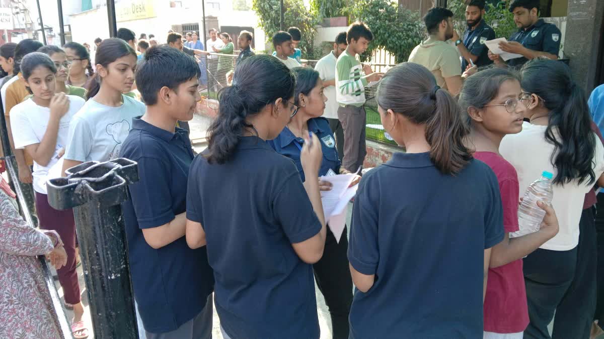 ETVBharatRJ's tweet image. IIT कानपुर ने तय तारीख से एक दिन पहले जारी की प्रोविजनल आंसर की, फिजिक्स के एक सवाल पर सभी को बोनस 
etvbharat.com/hi/!bharat/jee… 
#jeeadvanced2025 #iitkanpur #provisionalanswerkey #BonusMarks #physicsquestion