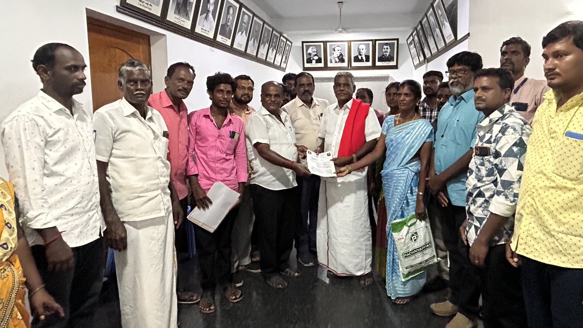CPIM Tamilnadu (@tncpim) on Twitter photo திருவண்ணாமலை மாவட்டம் முழுவதும் பன்னியாண்டிகள் சமூக மாணவ/மாணவியர்களுக்கு பன்னியாண்டி (sc) சாதி சான்று வழங்கிட தமிழ்நாடு அரசை வலியுறுத்த #CPIM மாநிலச் செயலாளர் தோழர் <a href="/Shanmugamcpim/">Shanmugam P</a> அவர்களிடம் தமிழ்நாடு பன்னியாண்டிகள் சங்கம் சார்பில் நேரில் சந்தித்து மனு அளித்தனர். திருவண்ணாமலை மாவட்டம் முழுவதும் பன்னியாண்டிகள் சமூக மாணவ/மாணவியர்களுக்கு பன்னியாண்டி (sc) சாதி சான்று வழங்கிட தமிழ்நாடு அரசை வலியுறுத்த #CPIM மாநிலச் செயலாளர் தோழர் <a href="/Shanmugamcpim/">Shanmugam P</a> அவர்களிடம் தமிழ்நாடு பன்னியாண்டிகள் சங்கம் சார்பில் நேரில் சந்தித்து மனு அளித்தனர்.