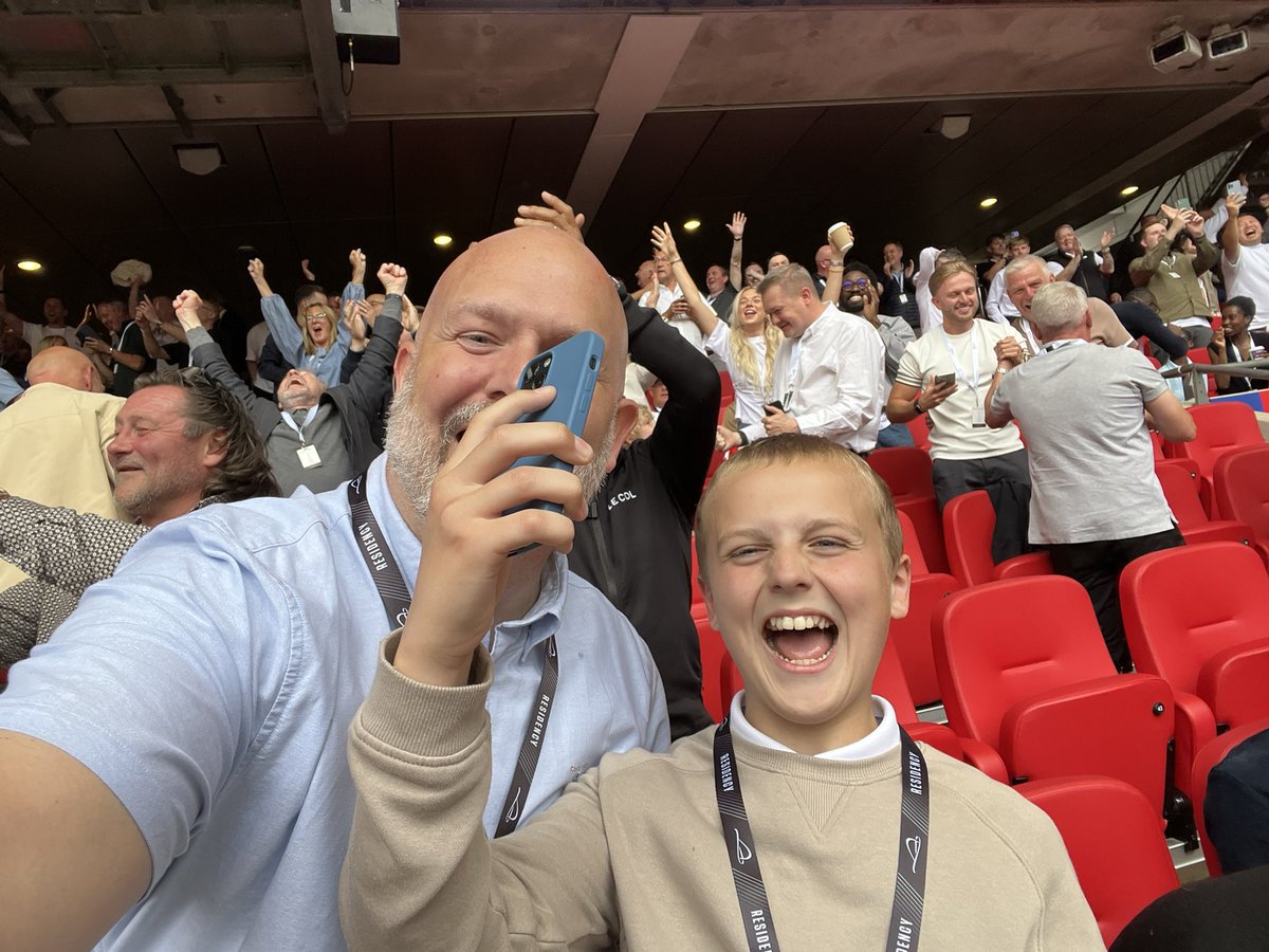 gotthegistofit's tweet image. When I got told my cancer was terminal, I promised myself I wouldn’t be going anywhere until Sunderland were back in the Premier League.

Thank you @SunderlandAFC for making it happen

❤️🤍❤️🤍

Til the end.