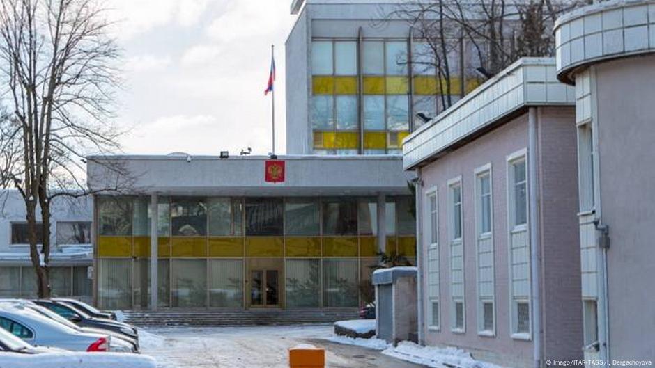 На посольство РФ в Швеции дрон сбросил емкость с краской. Инцидент произошел около 3.40 утра. "Особый цинизм инциденту придает то, что была использована стеклянная емкость, которая при сбросе с высоты способна нанести тяжелые увечья людям", - говорится в Telegram-канале