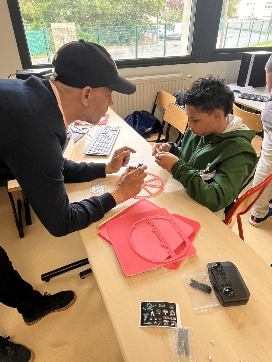 Les #élèves de 3e du Micro Collège Grand Mirail ont achevé leur projet #drone avec NASDRONE. Grâce à la Cité Educative du Grand Mirail, les enfants ont découvert les métiers du télé-pilotage, ont construit leur propre engin et ont terminé par une après-midi de drone soccer!