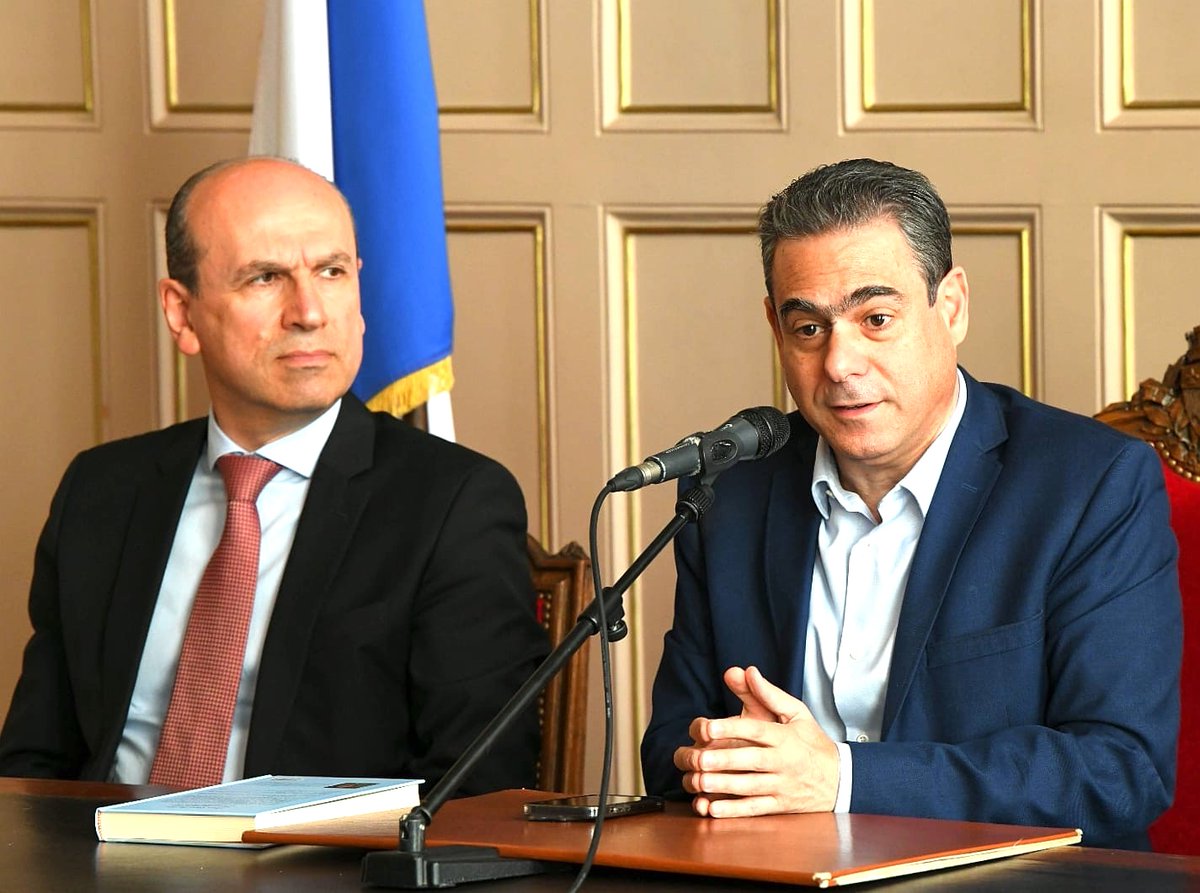 RPLFrance's tweet photo. 📚 1/ Le 23 mai, une rencontre littéraire exceptionnelle s’est tenue à la @mairie15 à Paris avec @NicolaSehnaoui, député de Beyrouth. 🇱🇧
Il y présentait son ouvrage :
« Liban, cœur de Dieu – Récits et légendes du #Liban de l’Antiquité au Moyen Âge ». 👇 https://t.co/ipyYNxvrLN