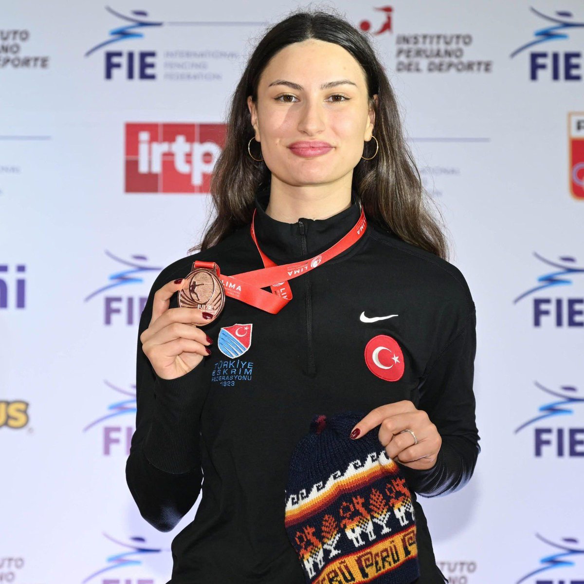 Kadınlar Eskrim Dünya Kupası'nda 3. 🥉olan Samsun’umuzun Gururu Milli sporcumuz değerli kardeşim Nisanur Erbil’i gönülden tebrik ediyor, başarılarının devamını diliyorum. <a href="/ErbilNisanur/">Nisanur Erbil</a>