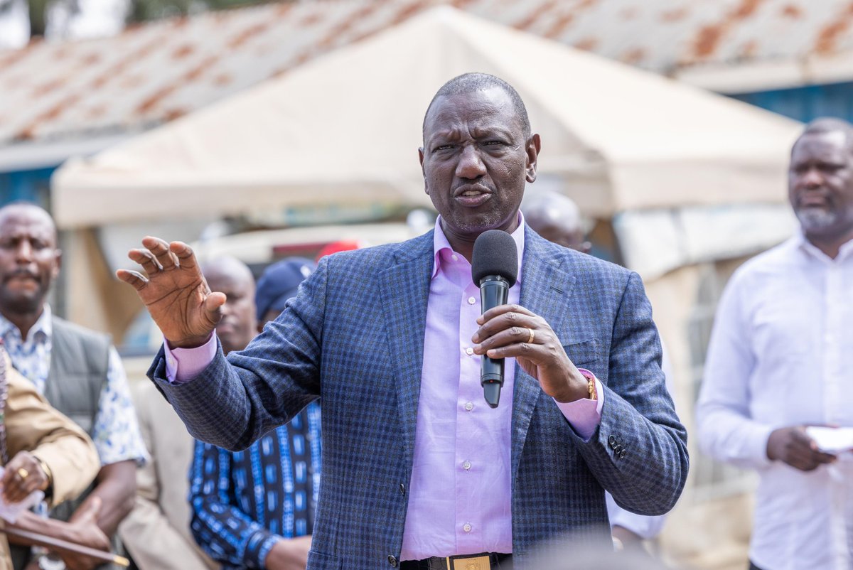President mchapa kazi Dr. William Ruto donates food and mattresses to residents of Kibra following a fire that razed down their houses.