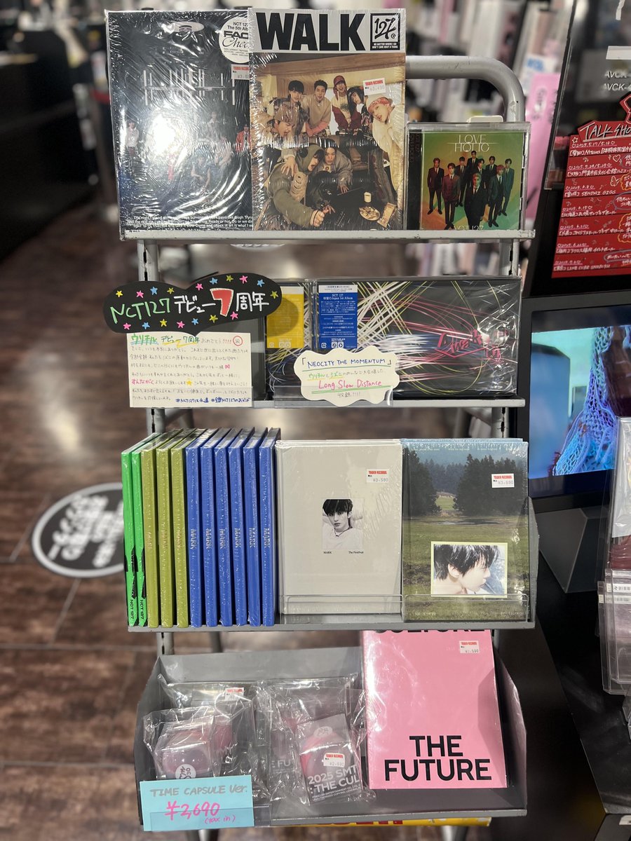 TOWER_Shibuya's tweet photo. 【#タワ渋kpop】 #NCT127
#NCT127_NEOCITY_THE_MOMENTUM 
#LongSlowDistance

昨日の「超⚡超音波」に #MARK が出演🍏
『1999』のパフォも見れましたね～🍉❤️‍🔥
ヨクシ𝓜𝓐𝓡𝓚＿＿＿＿＿🥺✨
東京ドームでのモメンタムから時が止まっているのは
きっと #シズニ のみなさん同じですよね......🥲💚
本当に幸せで特別で大切なウリチルを、この先も
ずっと愛しましょう💚

タワレコ渋谷店では #YUTA くんの展開を筆頭に
私たちの大好きな「#LongSlowDistance」収録されている『Awaken』やメンバーソロの展開も💚

@NCTsmtown_127 @NCTsmtown 
@cho_choonpa_tx 
#超超音波
#NEOCITY_THE_MOMENTUM #NEOCITY_THE_MOMENTUM_JAPAN #NCT127_NEOCITY_THE_MOMENTUM #NCT127は永遠 #全部シズニのおかげ #全部イリチルのおかげ
#NCTzen