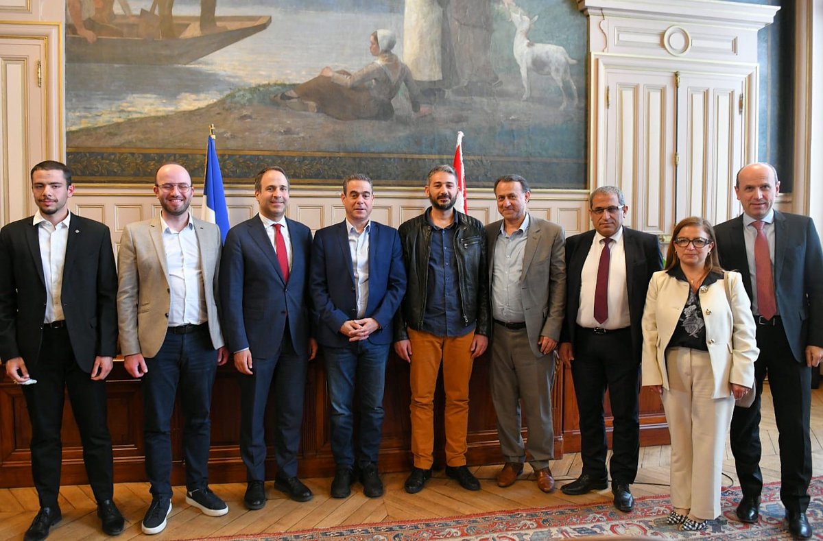 RPLFrance's tweet photo. 📚 1/ Le 23 mai, une rencontre littéraire exceptionnelle s’est tenue à la @mairie15 à Paris avec @NicolaSehnaoui, député de Beyrouth. 🇱🇧
Il y présentait son ouvrage :
« Liban, cœur de Dieu – Récits et légendes du #Liban de l’Antiquité au Moyen Âge ». 👇 https://t.co/ipyYNxvrLN