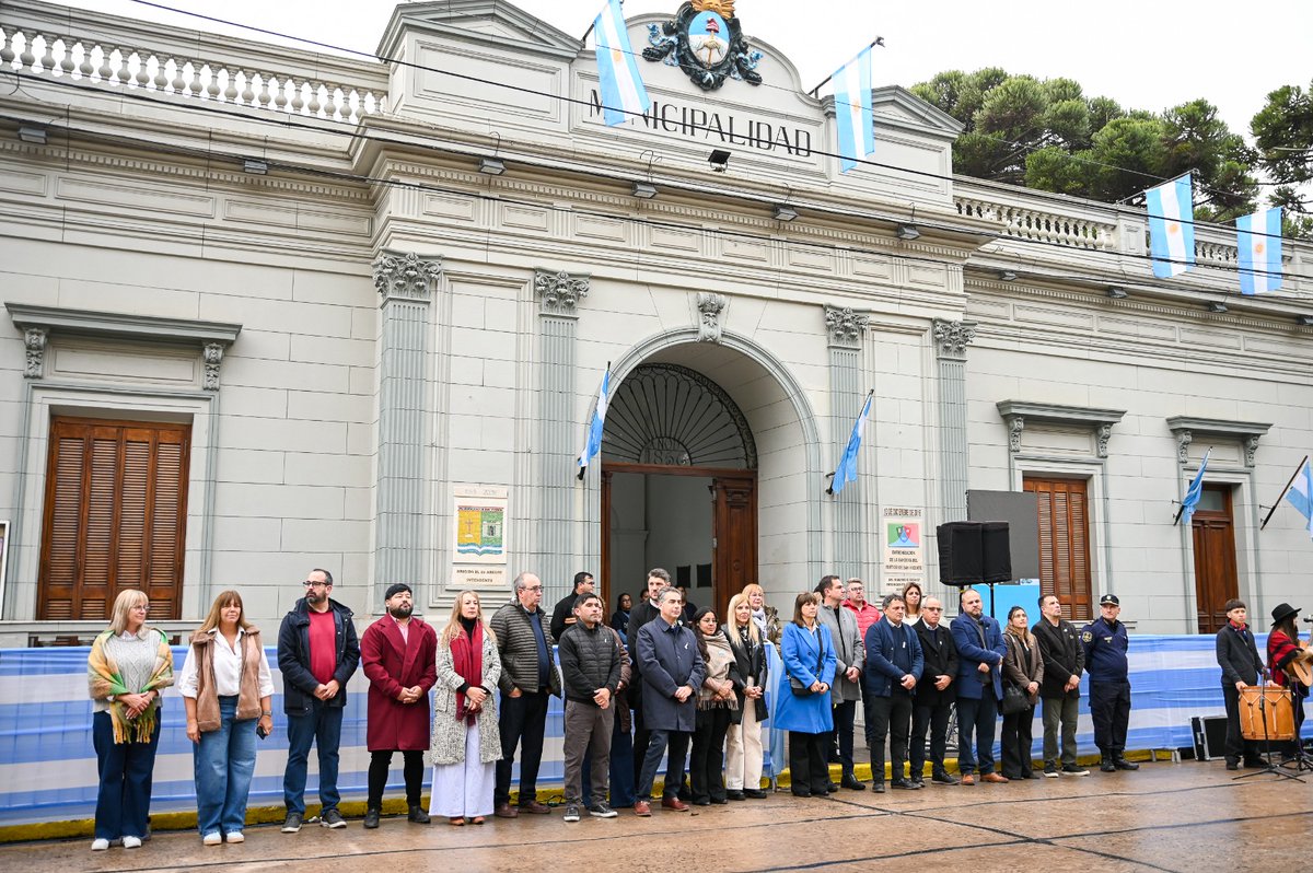 ¡Feliz día de la Patria! 🇦🇷

☀️ Comenzamos esta fecha patria celebrando los 215 años de la Revolución de Mayo izando la bandera con funcionarios del ejecutivo local en San Vicente.

<a href="/SVmunicipio/">Municipio de San Vicente</a>