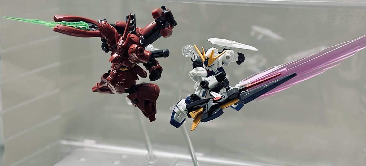 yume_mse's tweet photo. イベント中に作っていた福岡限定νガンダムとサザビー！
個人的に25段の武器セットは重宝しますね！
νガンダムはミーティアのビームソードがいい感じに🫶

#モビルスーツアンサンブル
#みんなのMSEカスタマイズ後夜祭 https://t.co/EhsHq704Sc