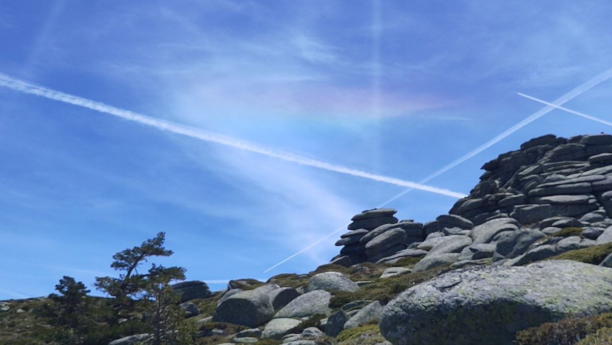 La prueba definitiva de que los chemtrails se usan para fumigarnos y convertir a la religión de la Agenda 2030. Mirad ese arcoiris, eso es claramente un rayo marica-bi-gay-trans-lesbi