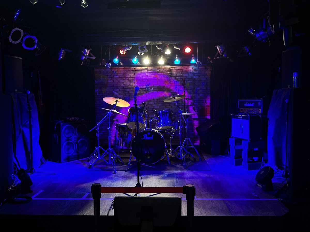 🪩カラオケBAR営業🪩

本日25日(日) 25:00まで営業中！

DAM歌い放題＆飲み放題 1.5h ¥3,000 
(延長1h ¥2,000)

ライブハウスでカラオケできるのはここだけ！！🍻

#badkneelab
#BAR 
#KARAOKE