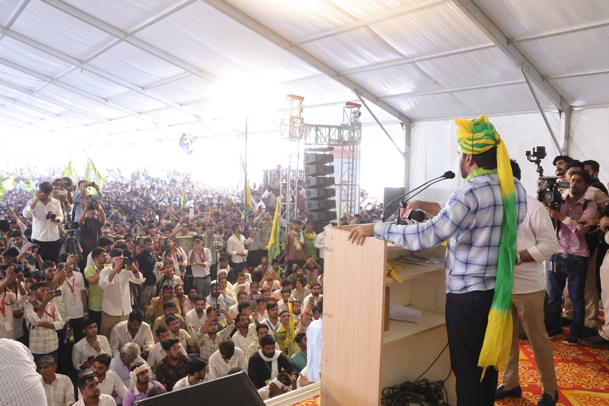 hanumanbeniwal's tweet photo. राजस्थान के युवाओं के भविष्य को सुरक्षित करने के लिए आज जयपुर की धरा पर आयोजित युवा आक्रोश महारैली में प्रदेश के विभिन्न जिलों से आए साथियों का धन्यवाद,आज आप सभी की एकता ने यह पुन: साबित कर दिया कि हम सरकार की हठधर्मिता को बर्दाश्त नहीं करेंगे और नीतिगत मांगो पर सरकार को झुका सकते हैं |
  आप सभी का यह साथ और सहयोग ही मेरी ताकत है |
#युवा_आक्रोश_महारैली #जयपुर #RLP