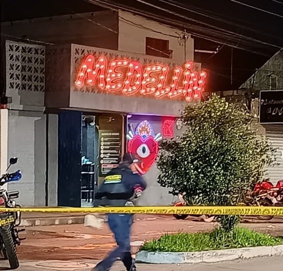 vichoguate's tweet photo. MADRUGADA:

Lanzaron una granada hacia una discoteca "Medellín", en la zona 3 de Quetzaltenango. 

Bomberos trasladaron a varios heridos. https://t.co/ZzqdYsNCYc