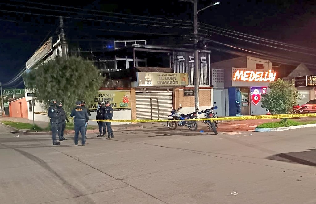 vichoguate's tweet photo. MADRUGADA:

Lanzaron una granada hacia una discoteca "Medellín", en la zona 3 de Quetzaltenango. 

Bomberos trasladaron a varios heridos. https://t.co/ZzqdYsNCYc