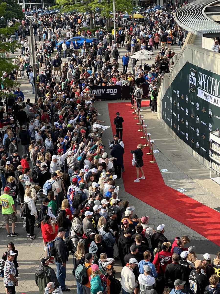 Red carpet crowd <a href="/IMS/">Indianapolis Motor Speedway</a> = 8-10 deep
#WISH500