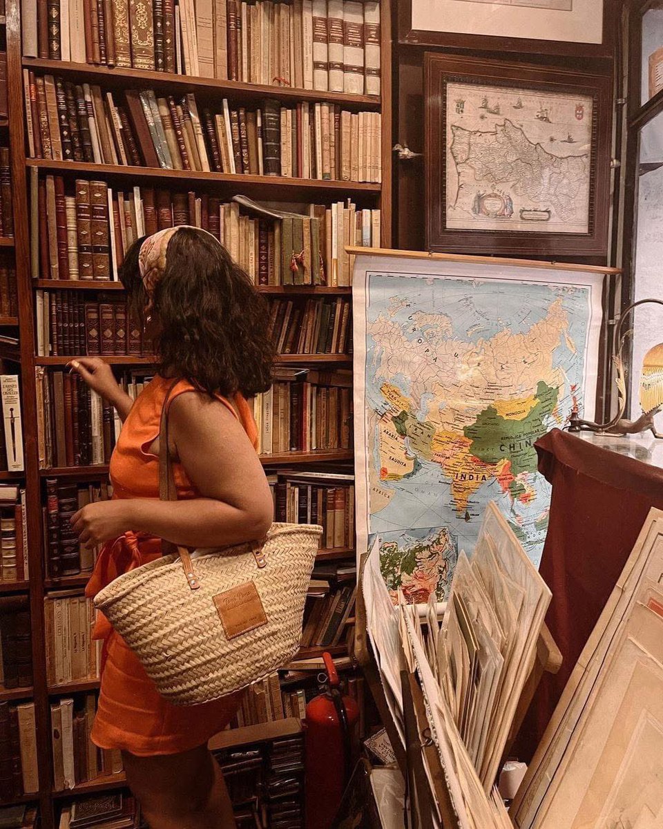 📖 "Me encanta el olor de una vieja librería y la sensación de las páginas nítidas a lo largo de mis dedos".

🖋 Leah Spiegel