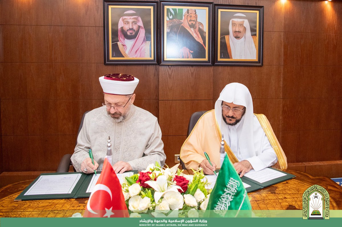 السعودية و تركيا توقعان مذكرة تفاهم لتعزيز التعاون في مجالات الشؤون الإسلامية.

تتضمن المذكرة التعاون في إبراز وسطية الإسلام، ومكافحة التطرف والإرهاب، وتبادل الخبرات، وتنظيم المؤتمرات والندوات، والتنسيق في المشاركات الدولية ذات الصلة.