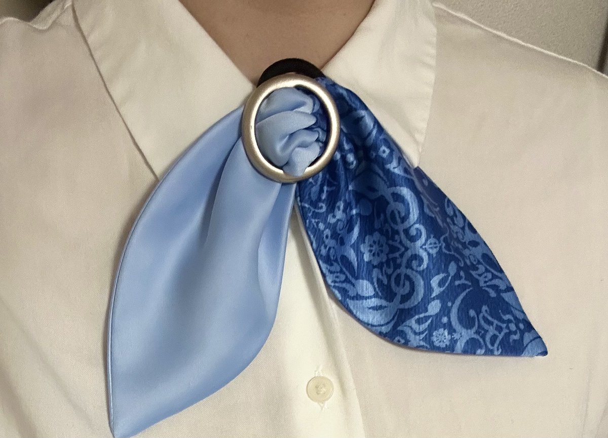 himaririri_fake's tweet image. 今夏、MSSP学園に入学予定みんな〜〜〜
任意リボンヘアゴムは簡単にシャツにつけられるのでおすすめだよ！(ゴムをボタンとボタンの間に通してリボンを通す)
スカーフもネクタイ風にできるよ！リボンに長い紐やチェーンをつけて、襟の下に隠すのもいいかも！
良い学園生活を✌️
 #MSSP横アリフォトコン