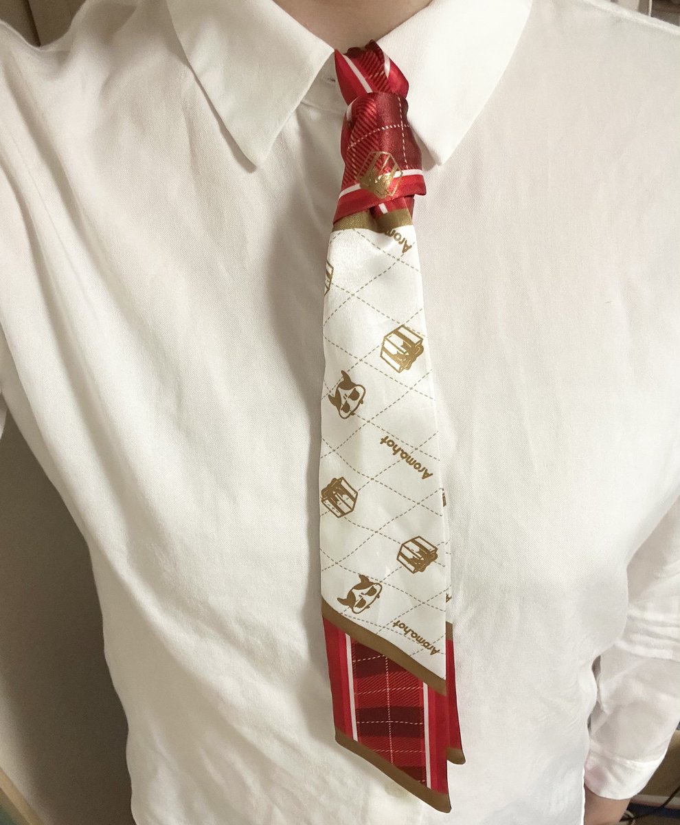 himaririri_fake's tweet image. 今夏、MSSP学園に入学予定みんな〜〜〜
任意リボンヘアゴムは簡単にシャツにつけられるのでおすすめだよ！(ゴムをボタンとボタンの間に通してリボンを通す)
スカーフもネクタイ風にできるよ！リボンに長い紐やチェーンをつけて、襟の下に隠すのもいいかも！
良い学園生活を✌️
 #MSSP横アリフォトコン