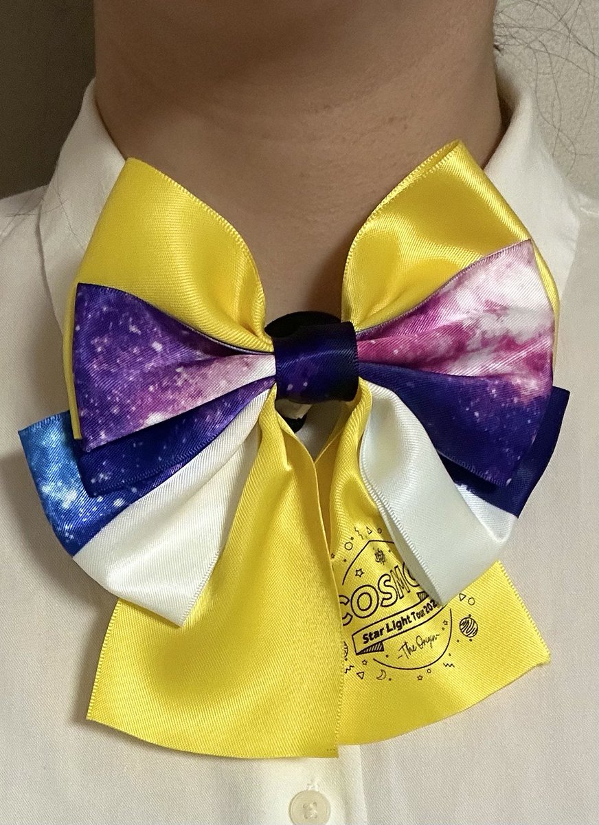 himaririri_fake's tweet image. 今夏、MSSP学園に入学予定みんな〜〜〜
任意リボンヘアゴムは簡単にシャツにつけられるのでおすすめだよ！(ゴムをボタンとボタンの間に通してリボンを通す)
スカーフもネクタイ風にできるよ！リボンに長い紐やチェーンをつけて、襟の下に隠すのもいいかも！
良い学園生活を✌️
 #MSSP横アリフォトコン