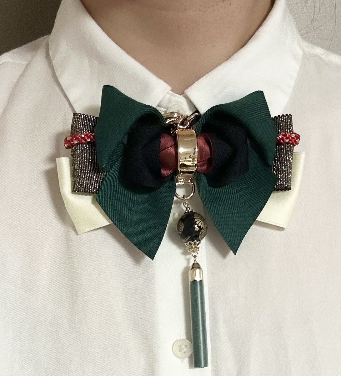 himaririri_fake's tweet image. 今夏、MSSP学園に入学予定みんな〜〜〜
任意リボンヘアゴムは簡単にシャツにつけられるのでおすすめだよ！(ゴムをボタンとボタンの間に通してリボンを通す)
スカーフもネクタイ風にできるよ！リボンに長い紐やチェーンをつけて、襟の下に隠すのもいいかも！
良い学園生活を✌️
 #MSSP横アリフォトコン