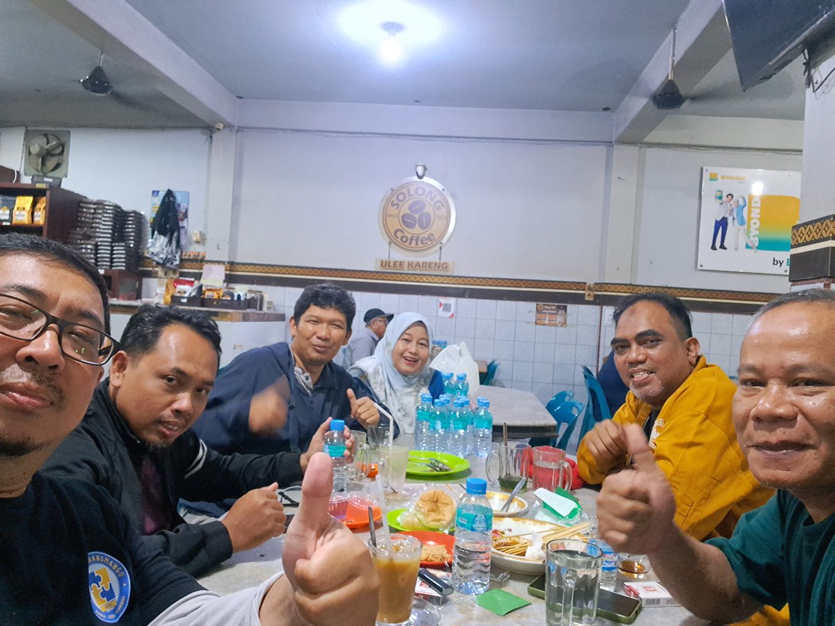 ardhany90's tweet photo. menikmati kuliner banda aceh dan membersamai kawan2 jabar1 yg saat ini msh bertugas di kanwil/kpp aceh https://t.co/IJkeKWfiWT