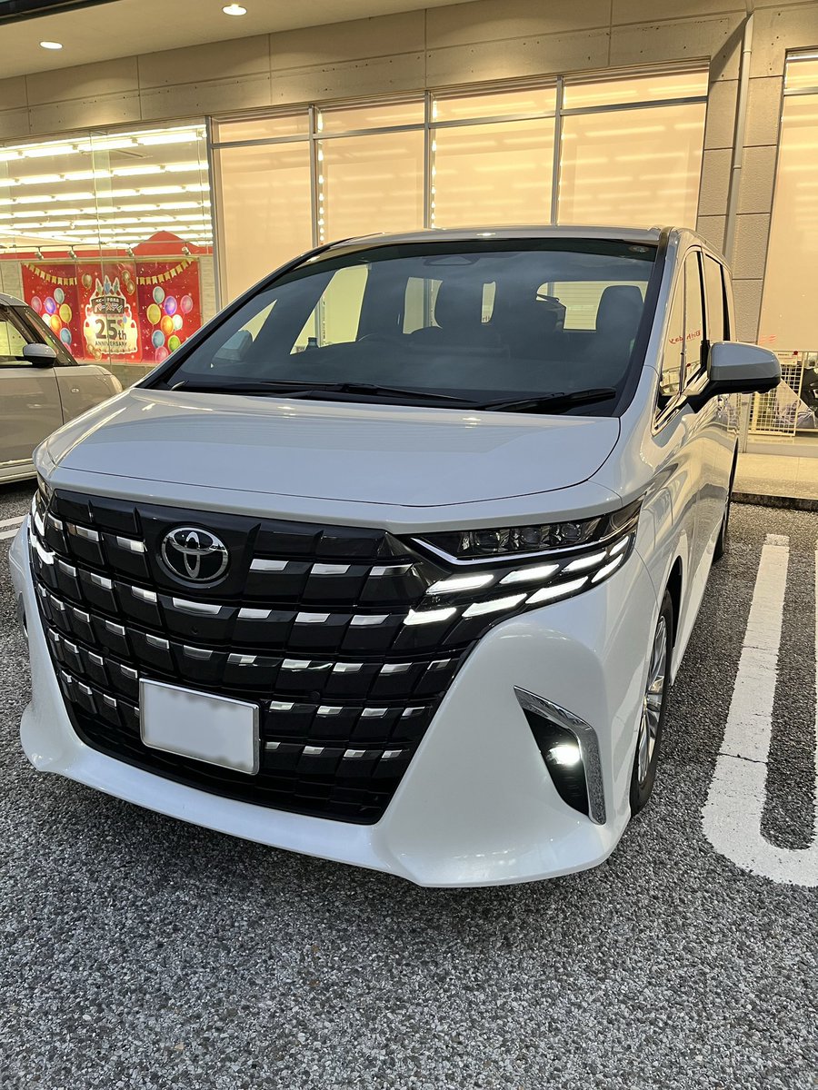daiharri's tweet photo. テールライトが綺麗。
少しサイズは小さくなるけどエンブレムが光るオプション付けてよかった！ https://t.co/ftYS5Du1vX