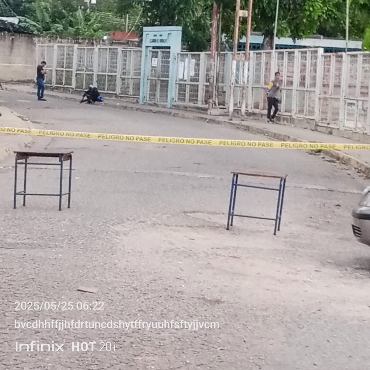 AlfredoARamos's tweet photo. A esta hora 8:40 am la totalidad de los centros del país están solos o con muy pocos electores y algunos ni siquiera se han podido instalar por ausencia de miembros y testigos de mesa. Otra derrota total para maduro y sus cómplices de la falsa oposición. El pueblo asumió la desobediencia ciudadana ante la farsa electoral convocada por la tiranía