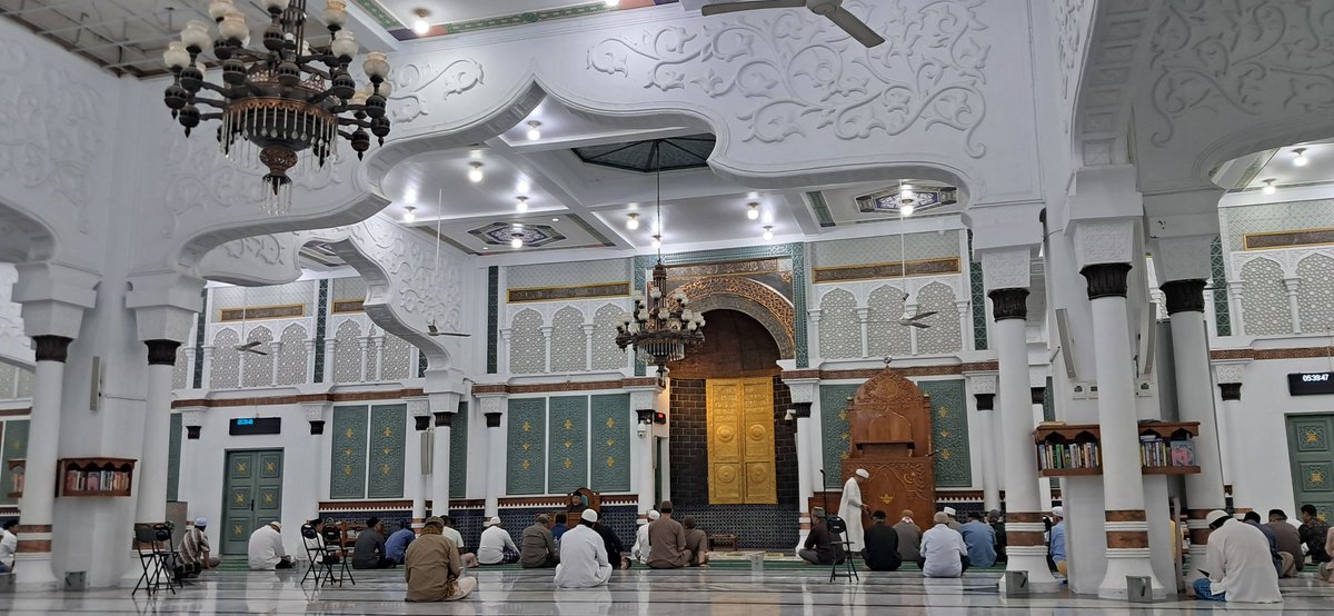 ardhany90's tweet photo. menikmati waktu subuh di mesjid raya baiturrahman, aceh,
waktu subuh yg lebih lambat hampir satu jam di banding jabodetabek https://t.co/wYseNeQeaX