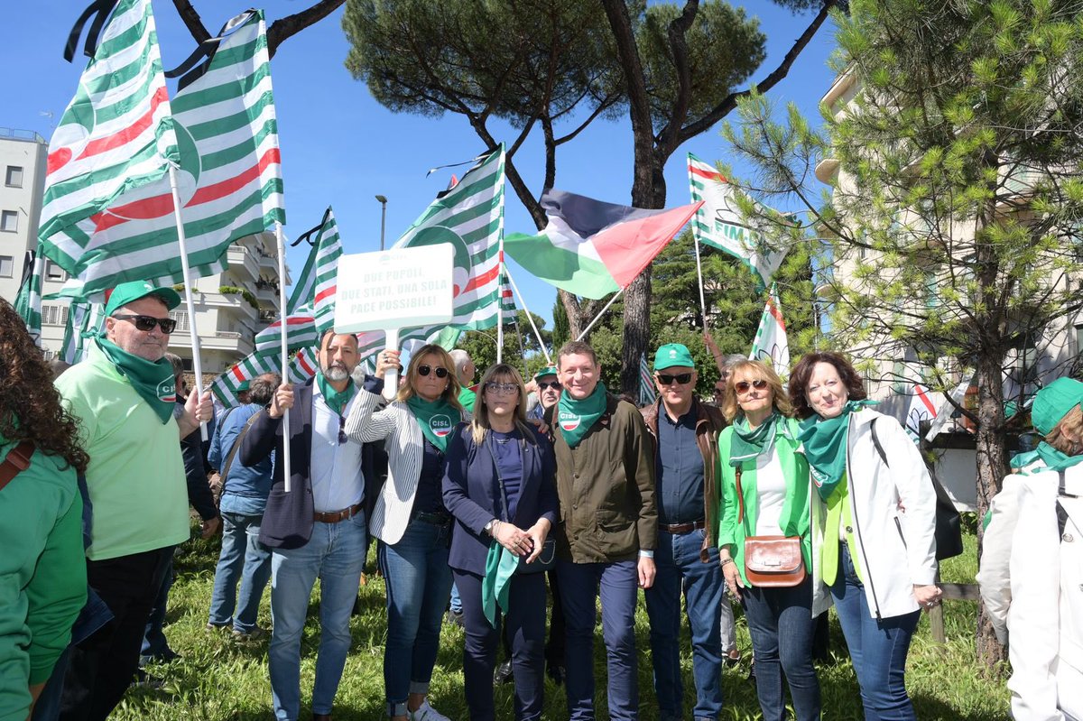 Cisl_Lazio's tweet photo. La Cisl Lazio al sit-in di fronte all’ambasciata di Israele per invocare la fine delle ostilità, la ripresa di negoziati democratici, la liberazione di tutti gli ostaggi e la costruzione una pace giusta e duratura, che punti al traguardo di “due popoli, due Stati” https://t.co/bokpMD9GKx