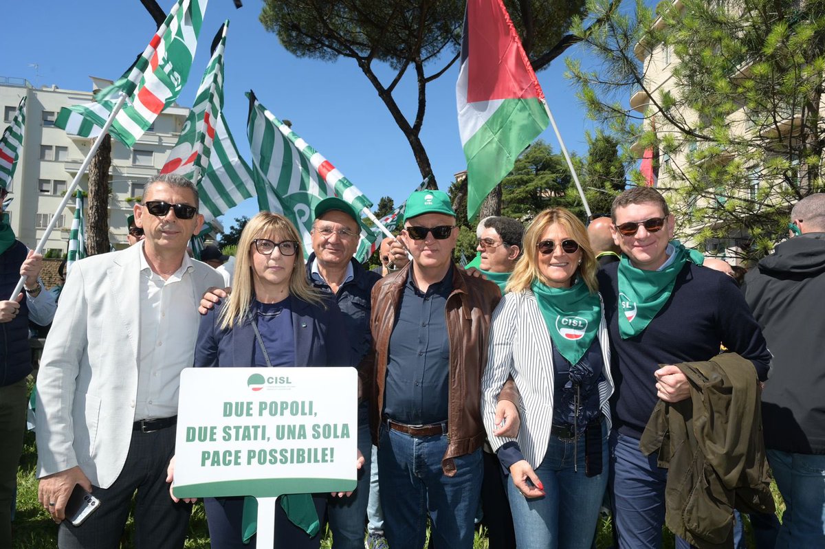 Cisl_Lazio's tweet photo. La Cisl Lazio al sit-in di fronte all’ambasciata di Israele per invocare la fine delle ostilità, la ripresa di negoziati democratici, la liberazione di tutti gli ostaggi e la costruzione una pace giusta e duratura, che punti al traguardo di “due popoli, due Stati” https://t.co/bokpMD9GKx